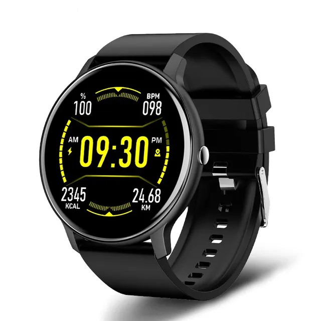 Fietsende persoon met waterdichte activitytracker smartwatch aan de pols, registreert snelheid en afstand.
