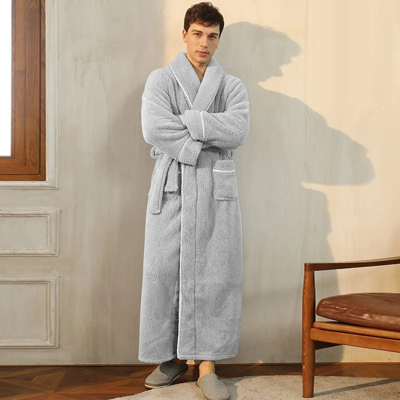 Heren pluizige fleece badjas met omslagkraag, ideaal voor warme comfortabele momenten thuis. Perfect als ochtendjas.