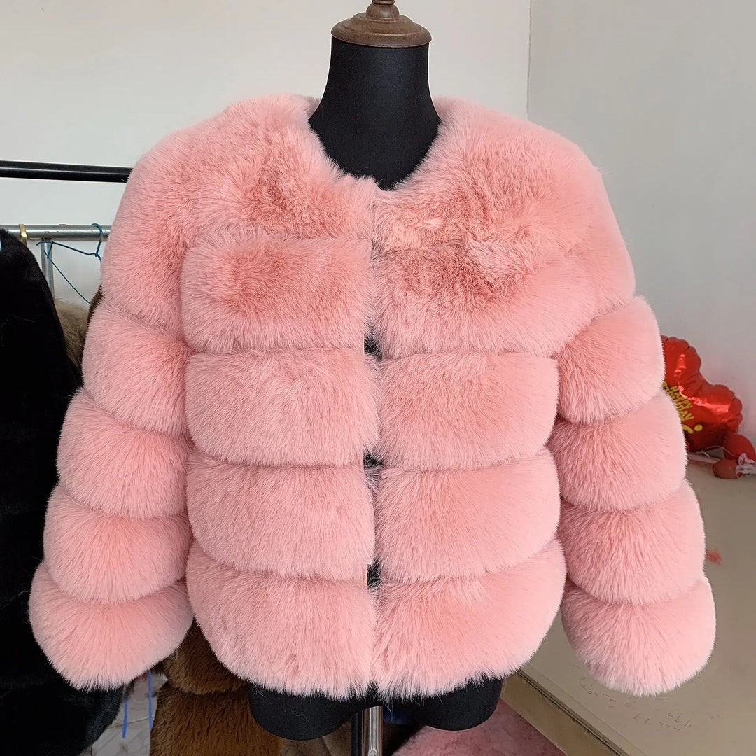 Zijaanzicht van de stijlvolle dames winterjas. Korte, modieuze pasvorm, comfortabele en warme bovenkleding.