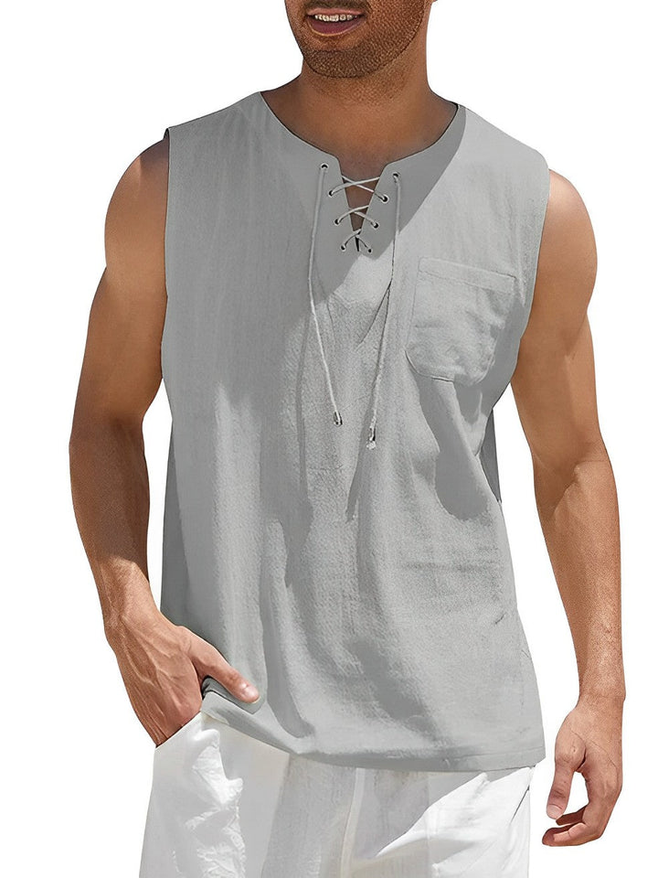 Man draagt luchtige heren tanktop met V-hals op strand. Comfortabel mouwloos shirt voor vakantie.