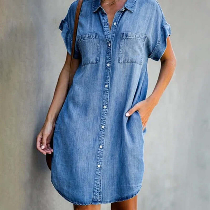 Stijlvolle dames denim jurk in lichte wassing, perfect voor een casual zomer- of lentelook. Comfortabele spijkerjurk.