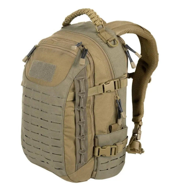 Detail van de duurzame Cordura nylon stof en sterke ritsen van de 30L tactische outdoor rugzak, gebouwd voor langdurig gebruik.