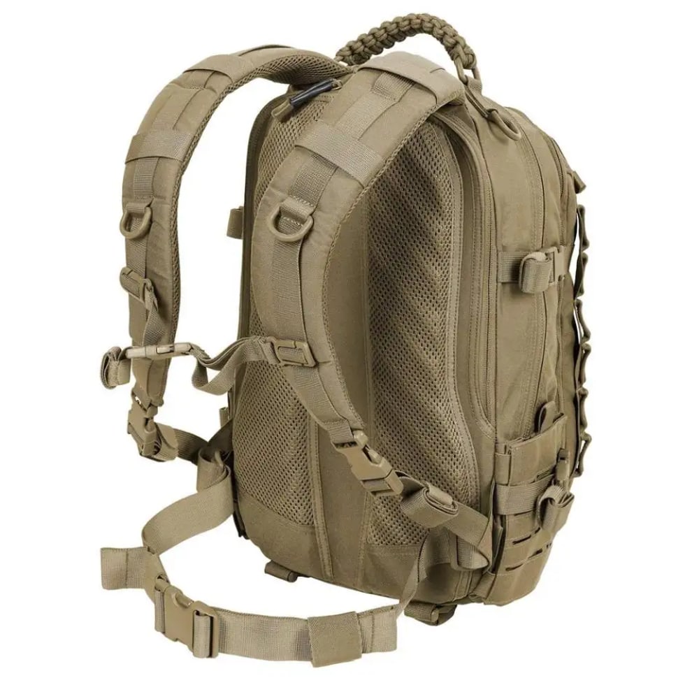 Unisex 30L tactische rugzak gedragen in outdoor omgeving, toont compact formaat en stevige constructie. Perfect voor avontuur.