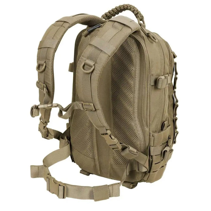 Unisex 30L tactische rugzak gedragen in outdoor omgeving, toont compact formaat en stevige constructie. Perfect voor avontuur.