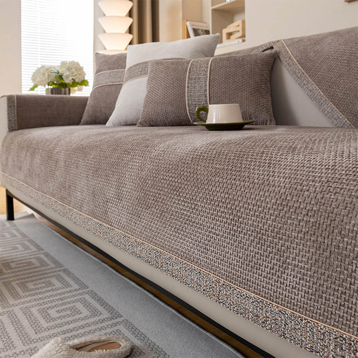 Gezellige woonkamer met moderne bankhoes die comfort, bescherming en stijl combineert voor het hele gezin.