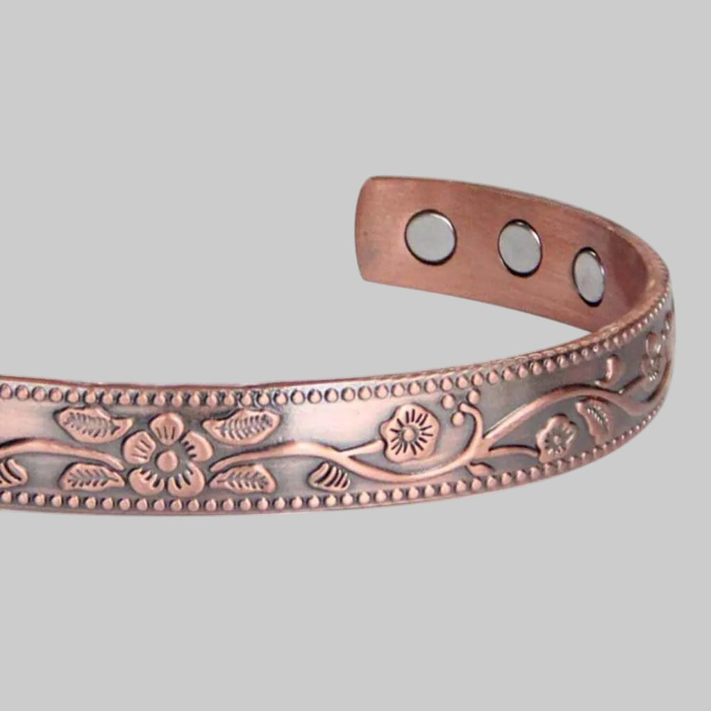 Detail van de koperen magnetische therapie armband, toont de fijne afwerking en elegantie van het sieraad.