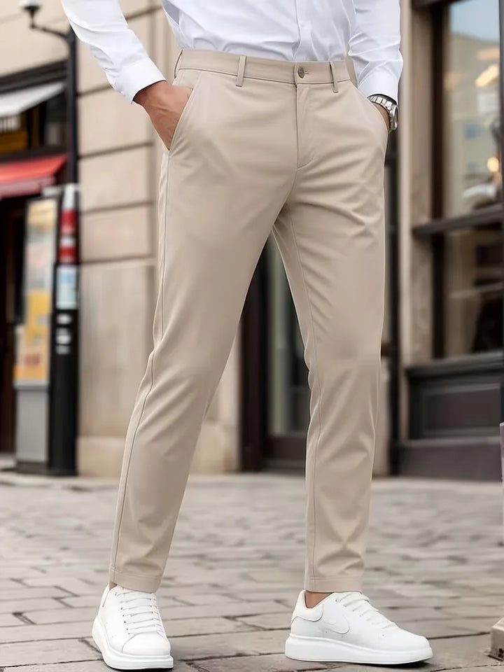 Stijlvolle beige heren chino broek in slim fit, met een moderne snit voor een verzorgde casual uitstraling.