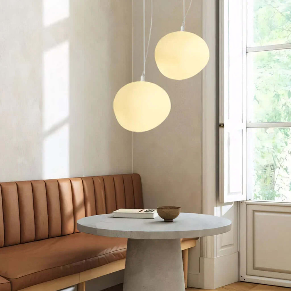 Minimalistische witte kiezel hanglamp. Stijlvolle sfeerverlichting, perfect voor modern interieur design.