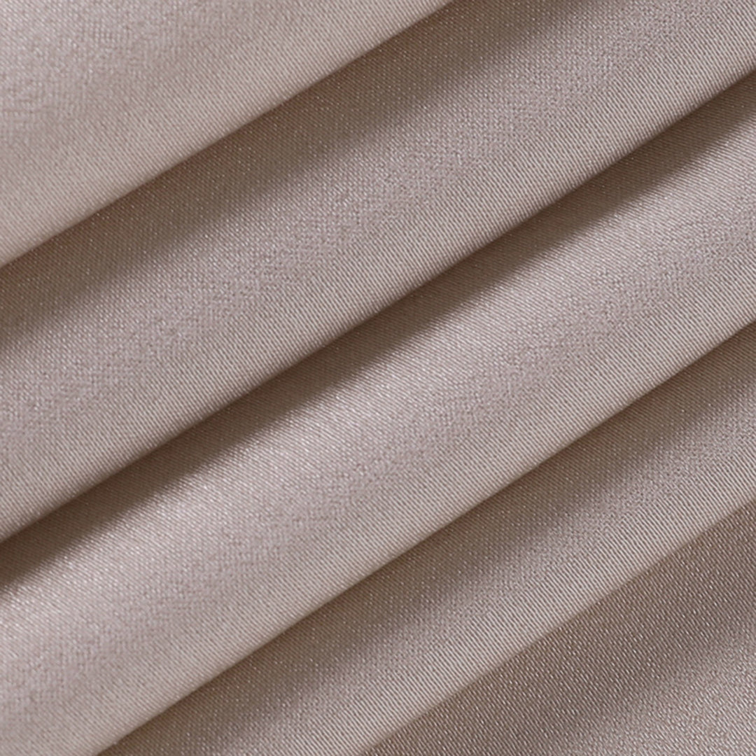 Luxe midi-jurk met blote rug, split en delicate spaghettibandjes, ideaal voor speciale gelegenheden.