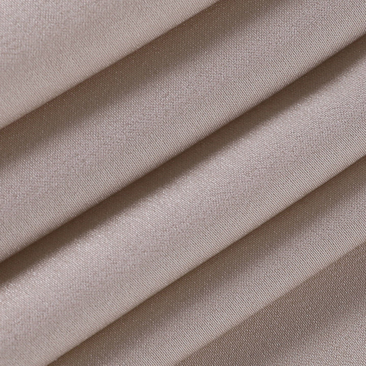 Luxe midi-jurk met blote rug, split en delicate spaghettibandjes, ideaal voor speciale gelegenheden.