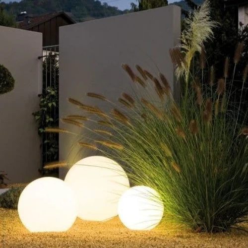 Oplaadbare LED buitenlamp, bolvormig, ideaal voor sfeerverlichting op terras en in tuin.