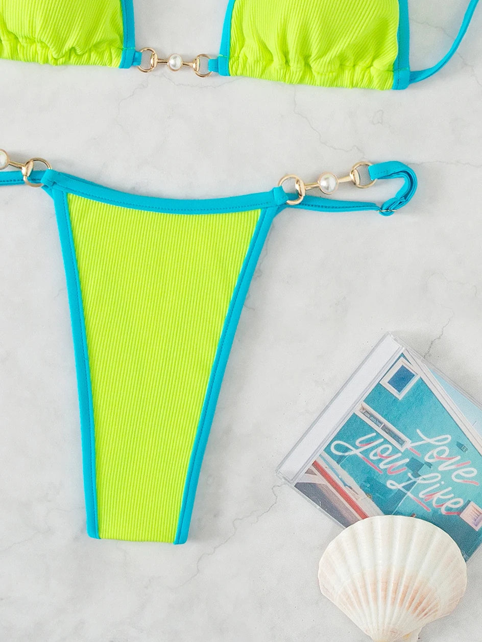 Stijlvolle Braziliaanse microbikini voor dames, met chic kettingdetail; must-have zomer zwemkleding.