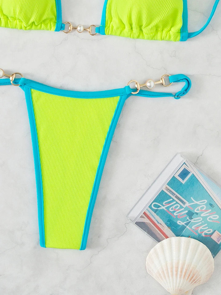 Stijlvolle Braziliaanse microbikini voor dames, met chic kettingdetail; must-have zomer zwemkleding.