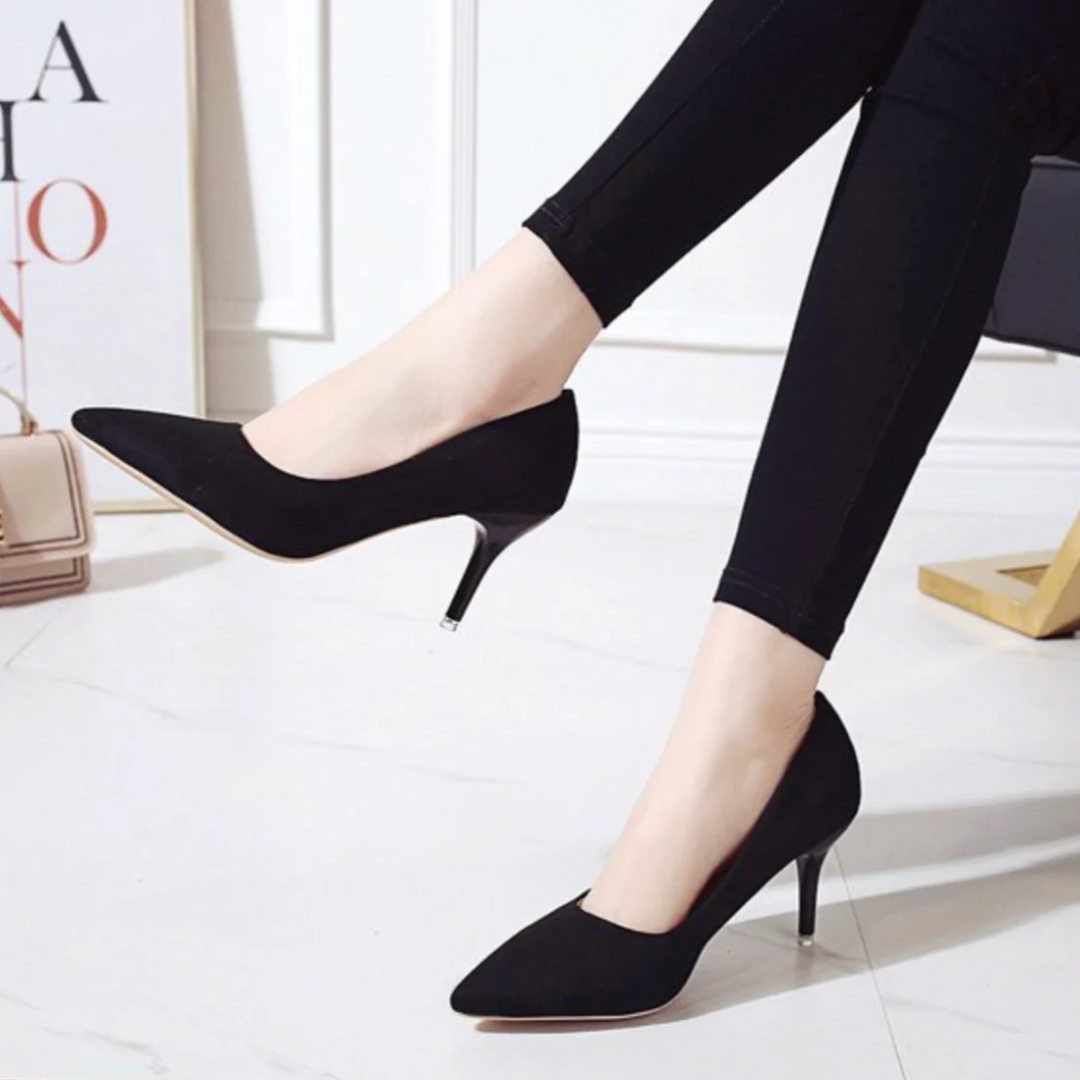 Zijaanzicht van een elegante vrouwen pump met hoge hak en trendy panterprint.