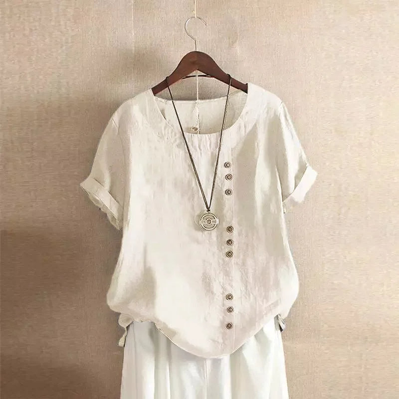 Stijlvolle damesblouse met korte mouwen, Peter Pan kraag en decoratieve knoopdetails. Ideaal voor een casual chic zomerlook.