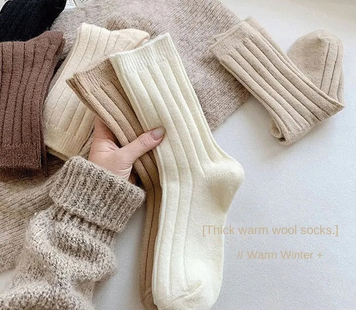Dames luxe sokken met stijlvol design; comfortabel accessoire voor winter mode.