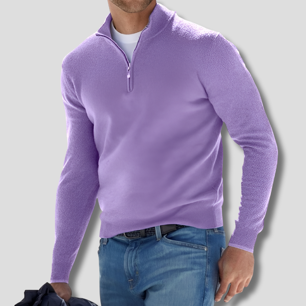 Man draagt comfortabele gebreide katoenen trui met ritskraag. Stijlvolle pullover voor herfst en winter.