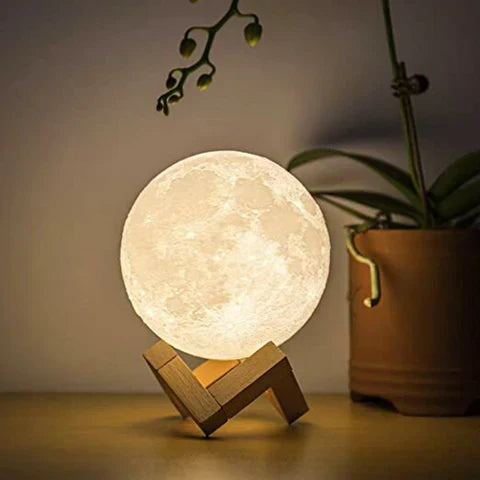 Zachte gloed van de Magische Maanlamp op houten stand, creëert een rustgevende sfeer in slaap- of woonkamer.