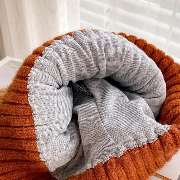 Trendy gebreide wintermuts PurrWarm met kattenoren, een warm en comfortabel unisex hoofddeksel voor elke winterdag.