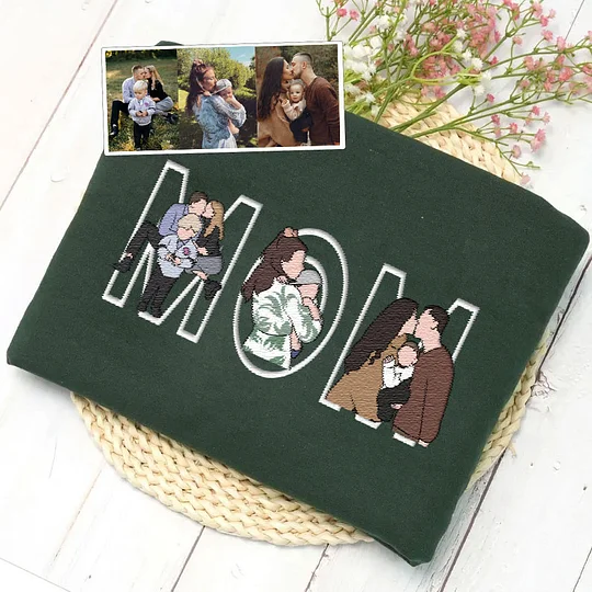 Opgevouwen zwarte geborduurde hoodie met persoonlijk aangepast ontwerp, klaar als uniek cadeau. Draagbare herinnering.