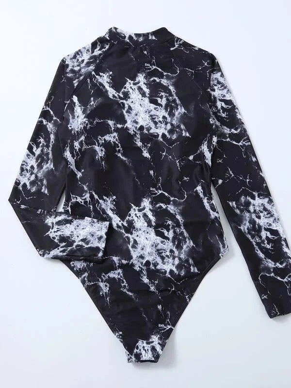 Elegant dames badpak lange mouwen, combineert stijl en comfort voor een sportieve strandervaring.