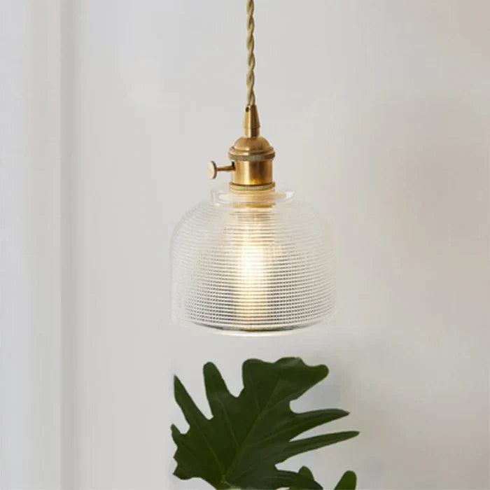 Industriële glazen hanglamp met moderne touch; perfect voor boven een lange tafel.