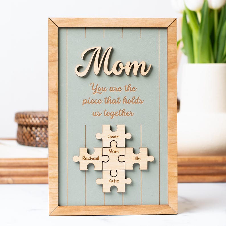 Houten familiepuzzel, gepersonaliseerd met namen, een uniek geschenk voor het gezin en interieur decoratie.