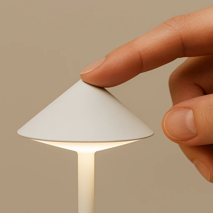 Oplaadbare ClarityGlow LED lamp, dimbaar en waterdicht, voor draadloze sfeerverlichting in tuin of huis.
