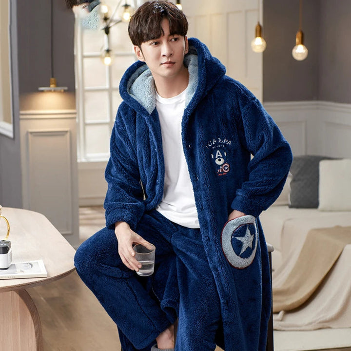 Vooraanzicht van een warme heren flanellen hooded badjas, perfect voor de winter. Comfortabele loungekleding.