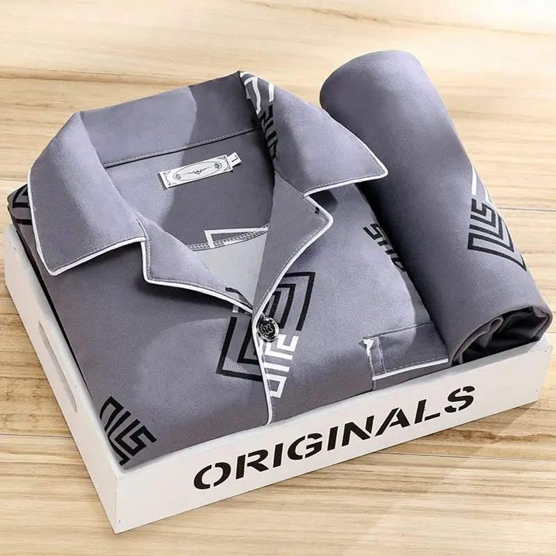Netjes opgevouwen heren pyjamaset met knoopsluiting, klaar voor gebruik of als stijlvol cadeau.