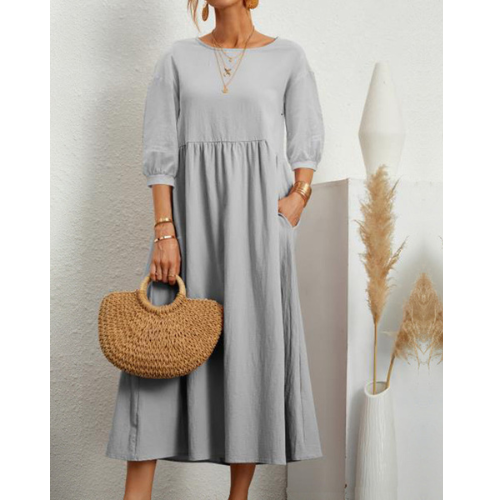 Stijlvolle dames zomerjurk met flatterend smockdetail en midi-lengte, voor een moeiteloos chique look.