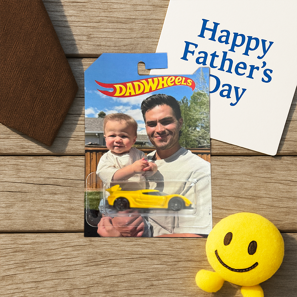 Detail van gepersonaliseerde fotocadeau box, perfect voor het bewaren van speciale speelgoedauto's.