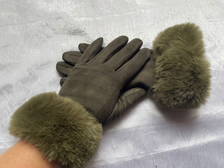 Luxe dames winterhandschoenen: suède met elegant imitatiebont voor een stijlvolle look.