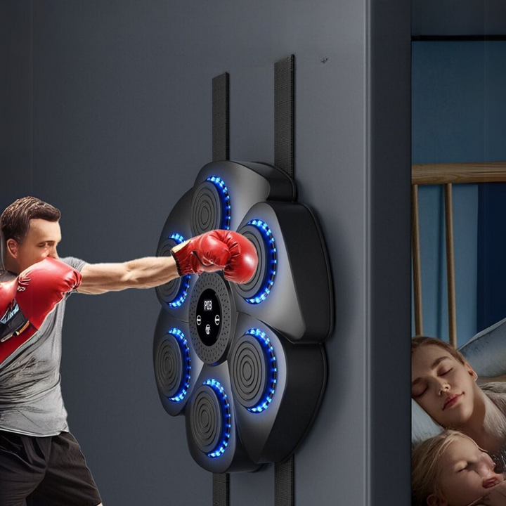 Interactieve bokstrainer voor het hele gezin. Slim fitness apparaat voor thuis workouts en het verbeteren van reflexen.
