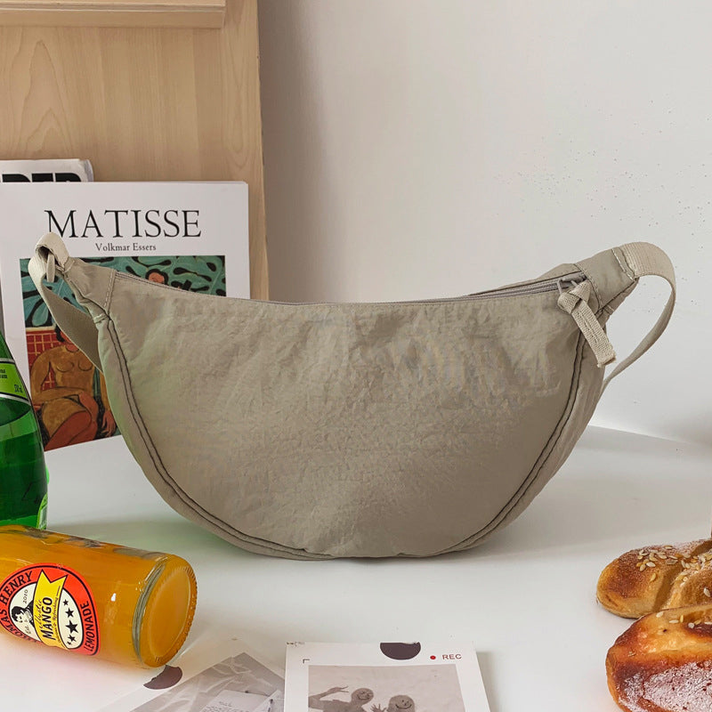 Stijlvolle halvemaan crossbodytas Luna, de ideale compacte handtas voor dames.