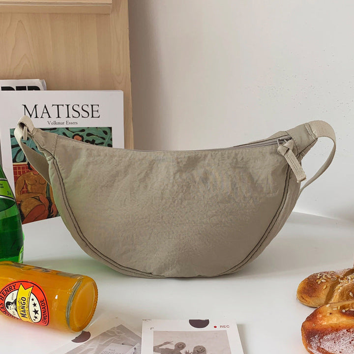 Stijlvolle halvemaan crossbodytas Luna, de ideale compacte handtas voor dames.
