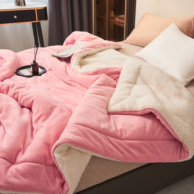 Hond rust comfortabel op de SoftHug luxe fleecedeken, zacht plaid voor huisdieren en interieur.
