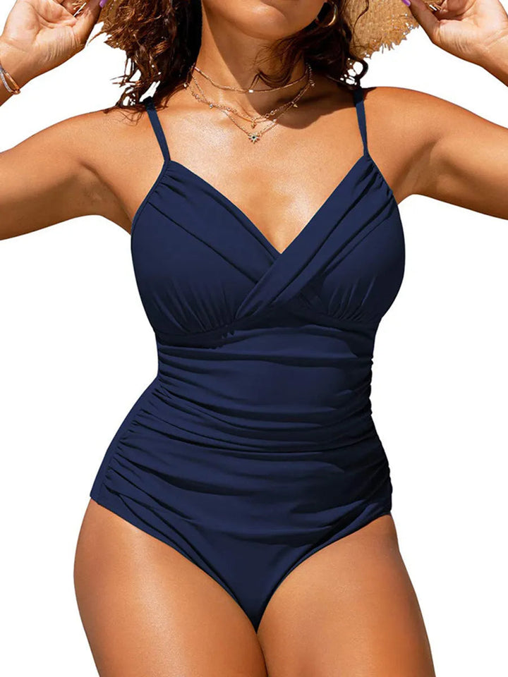 Plus-size badpak voor dames, modieus en effen. Gewatteerd ontwerp voor comfort en zelfvertrouwen aan het strand.