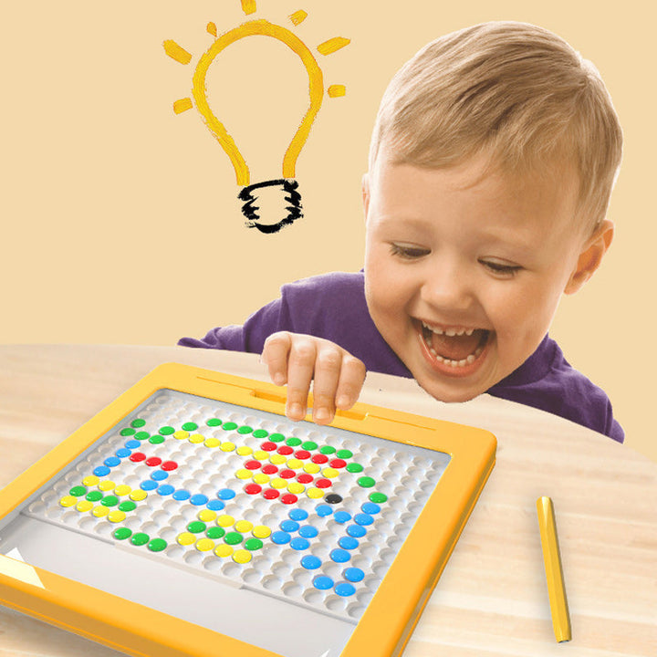 MagniDots educatief magneetbord in handen van een kind, klaar om te tekenen met magnetische kralen.
