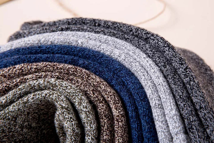 Detail van zachte, comfortabele retro wintersokken voor volwassenen, met warm gebreid patroon.