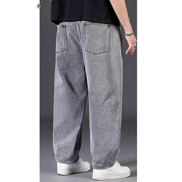 Zijaanzicht van model in vintage stijl grote maten wijde pijpen jeans. Comfortabele mannen spijkerbroek.