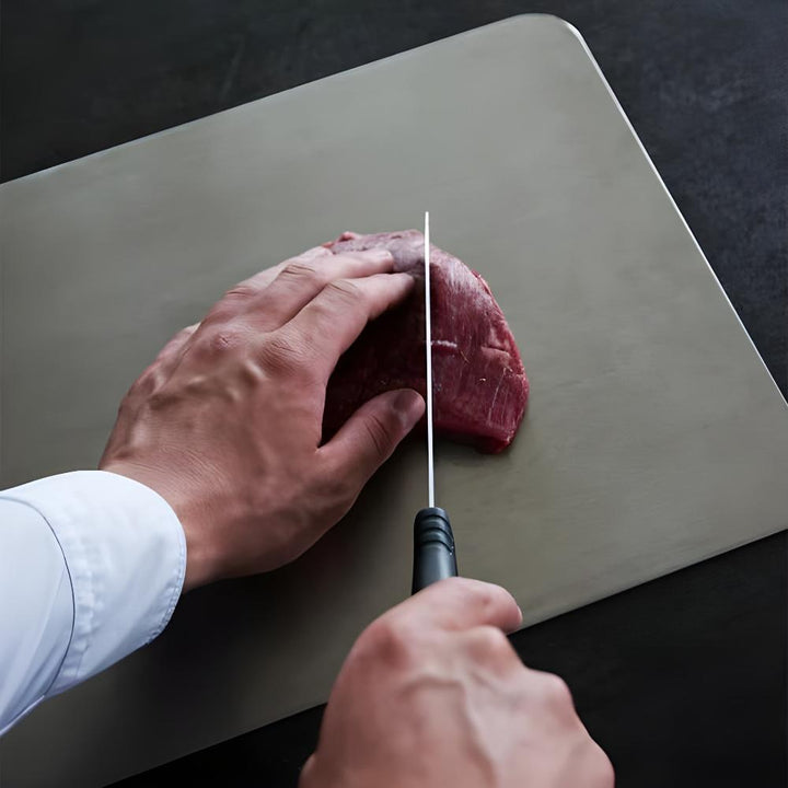 Hygiënische roestvrijstalen snijplank voor het veilig snijden van vlees, vis en groenten.