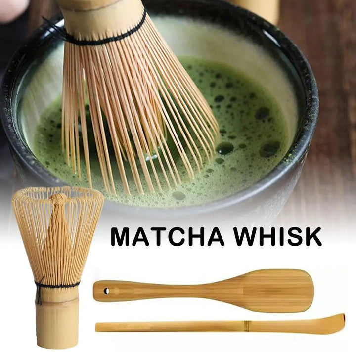 Authentieke Japanse theeset met natuurlijke bamboe accessoires voor de echte theeceremonie ervaring.