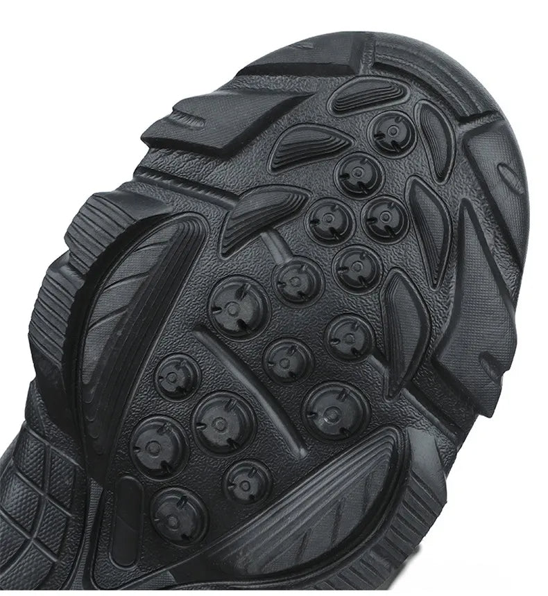 Zijzicht van kaki heren snowboots, stevig en waterdicht, klaar voor sneeuw en vrieskou.