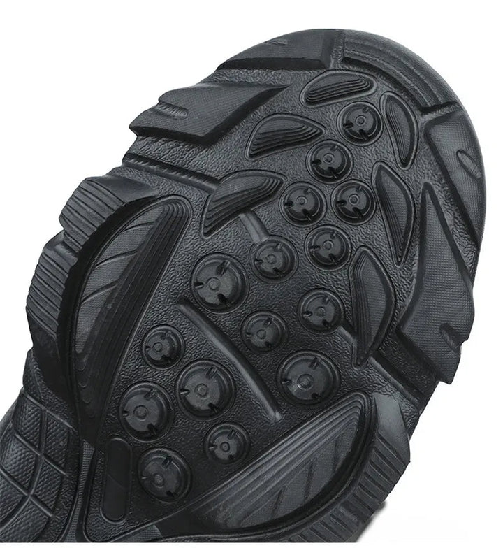 Zijzicht van kaki heren snowboots, stevig en waterdicht, klaar voor sneeuw en vrieskou.