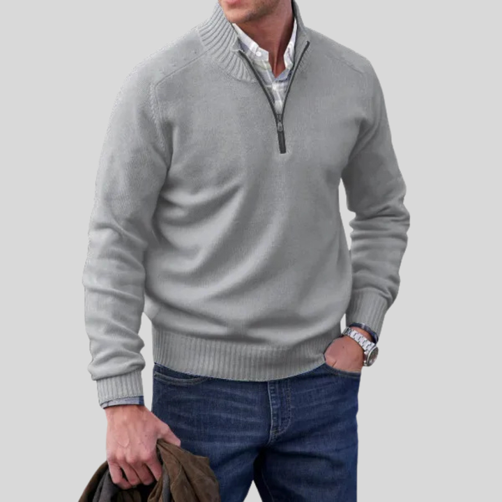 Man toont de herentrui met rits. Comfortabele gebreide trui, veelzijdig en stijlvol voor herenmode.