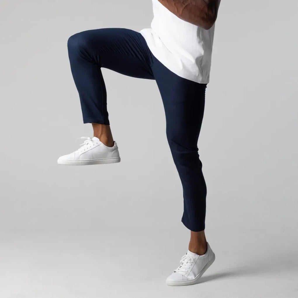 Detail van de achterkant van de marineblauwe heren chino met zakken. Comfortabele en stijlvolle afwerking.