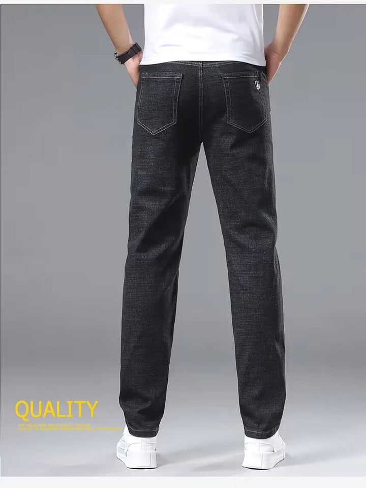 Nieuwe collectie heren straight jeans, donkerblauw, rechte pijp, met opvallende contrasterende stiksels.