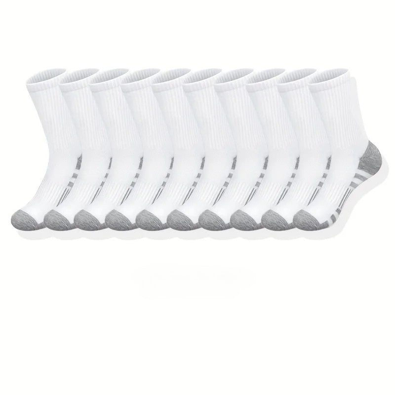Man draagt ademende antislip hardloopsokken van polyester, comfortabel voor intensieve buitensporten.