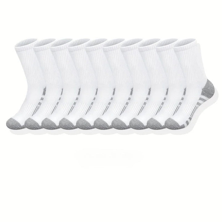 Man draagt ademende antislip hardloopsokken van polyester, comfortabel voor intensieve buitensporten.
